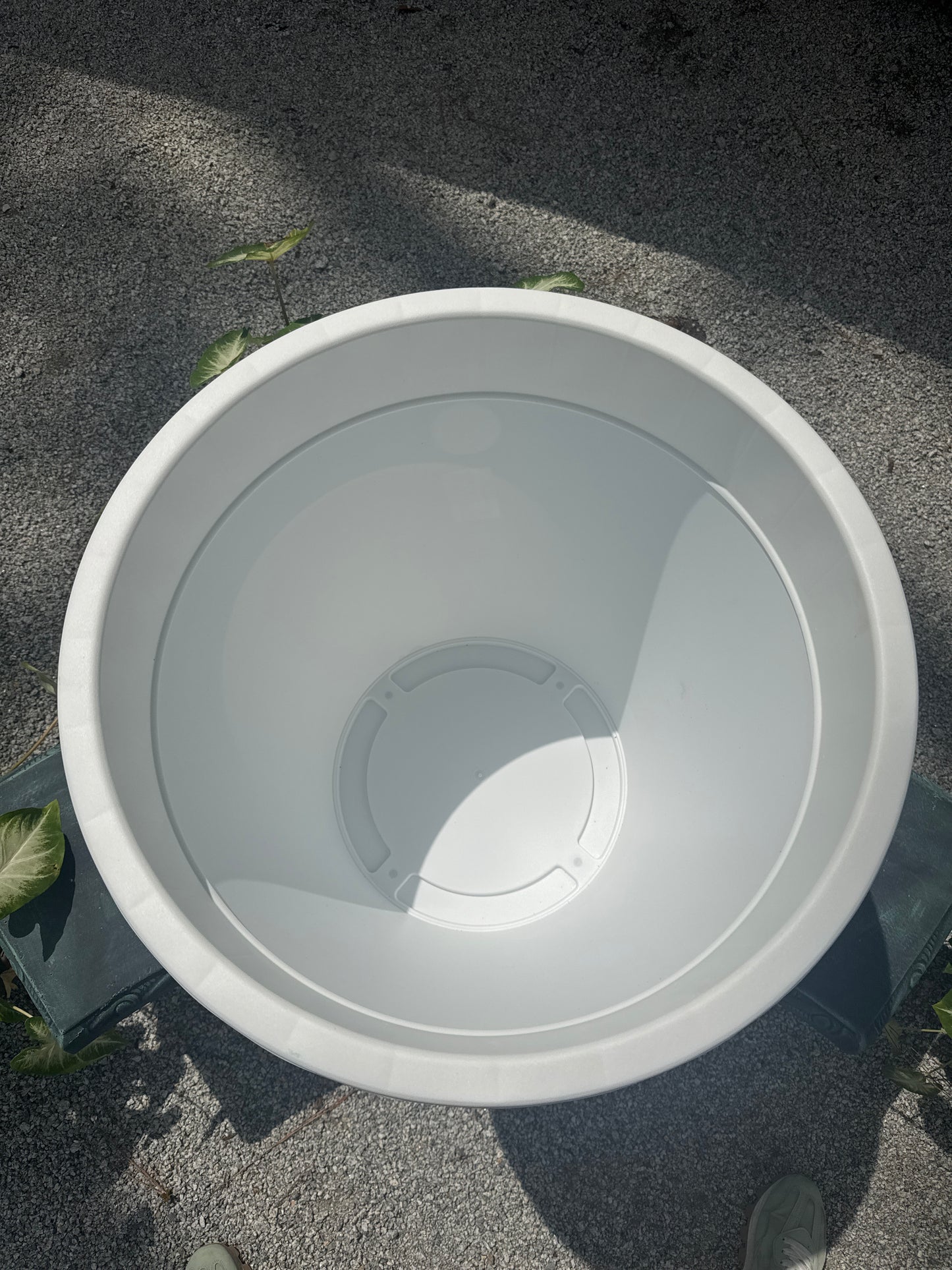 72" Round White Recycled Plastic Pot
